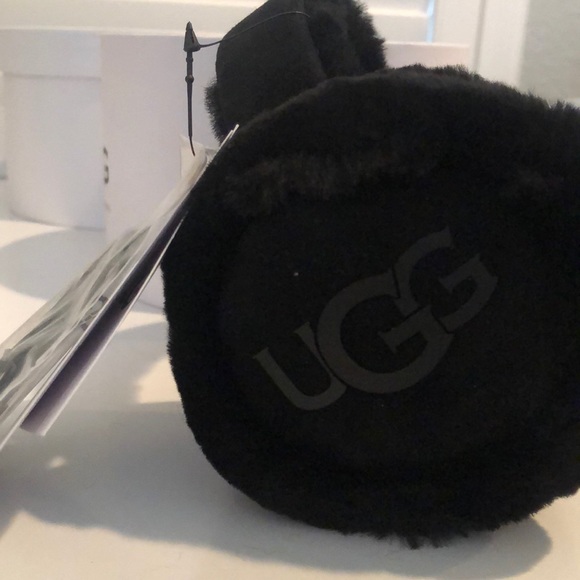 UGG Classic Tech Earmuff - Picture 2 of 4